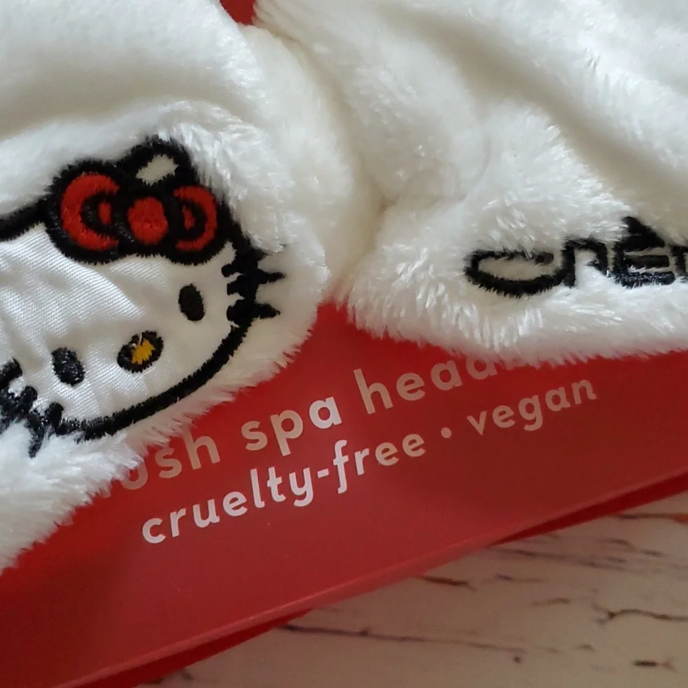 🆕️ SANRIO HELLO KITTY CREME SHOP MAKEUP BAG AND PLUSH SPA HEADBAND 🤍❤